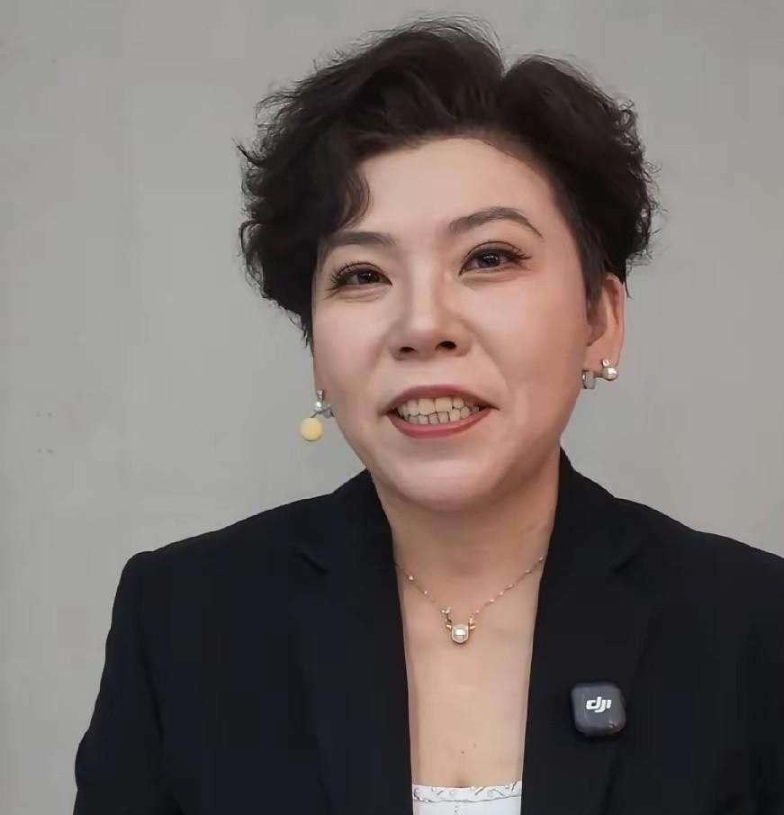 曾经栽过跟头的削球手佐藤瞳，这次被王曼昱4比0直接剃了个光头，连邓亚萍看完都忍不住夸这是教科书级别的局！
打削球有多折磨人，看球的老粉心里都清楚。那种钝刀子割肉的节奏，最容易把进攻选手的心态搞崩，一急躁准得疯狂失误送分。
更别提两人居然熬到了乒坛极其罕见的“轮换发球法”阶段。按国际乒联规则，一局