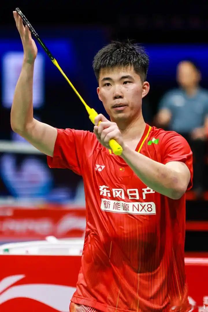 守在2026中国羽毛球大师赛的主场直播前，从小组赛一路追到八强战最后一分落地，等来的结果还是让不少国羽男单球迷攥紧了手里的应援棒——五人出战的主场超级750赛事，最终全员止步八强，连一个四强席位都没能守住。

从亚锦赛夺冠、刚重返世界第一的石宇奇开始，本站赛事的冷门就来得猝不及防，首轮面 ​