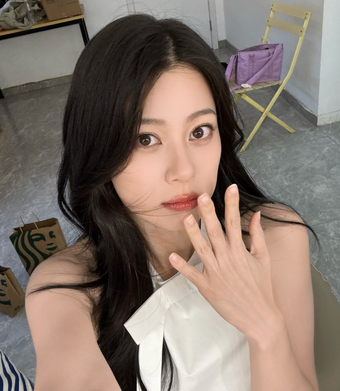 赵昭仪本身长相自带元气感，眉眼圆圆的，笑起来感染力很强，甜美路线她完全驾驭得住。但她的优势其实不止甜妹，五官又带着一点英气，可盐可甜。走甜美风很讨喜，青春灵动，很有少女感；可如果一直局限在甜美赛道，反而会埋没她身上独特的清冷和飒爽气质。最好的方式是甜而不腻，甜美之余保