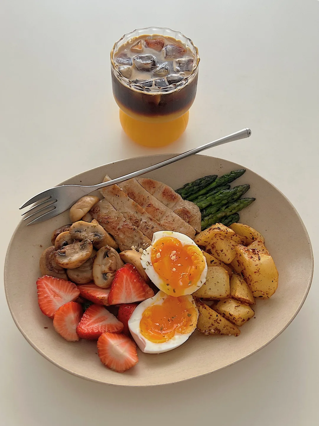 普通人的减脂餐-鸡胸肉芦笋草莓拼盘🍱