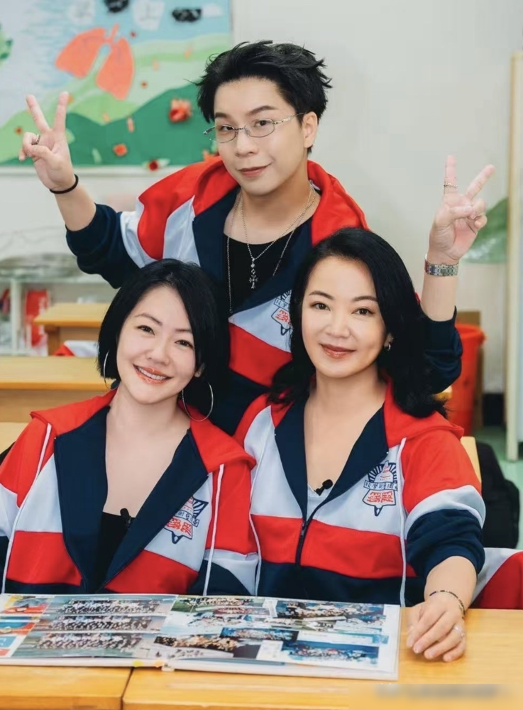 张馨予在节目里说自己画画拿过全国第三，爷爷是水粉画家，阿雅直接甩一句：是用面粉画画的吗？
现场气氛瞬间微妙。张馨予没接茬，继续笑着聊自己本来想当美术老师，误打误撞进了演艺圈。
阿雅又补一刀，说她现场画的画蛮幼稚的，市场上也就卖一百多块。张馨予全程没翻脸，解释完就打个哈哈过去了。
旁边人都在等张