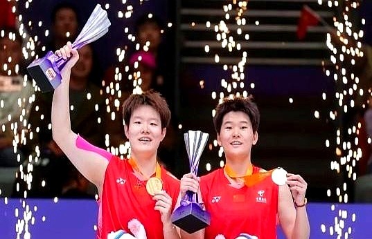 安洗莹拼下第一局，转头就被队友连送三盘砸出局。

卫冕冠军韩国女团在半决赛上演了一出带不动。安洗莹死磕拿下日本山口茜，结果二单被宫崎友花打得毫无招架之力，双打全线崩盘，1比3直接回家。

反观国羽女团直接杀红了眼。王祉怡、陈雨菲、刘圣书和谭宁轮番上阵，三个2比0把印尼队摁在地上摩擦，半点喘息的机会都