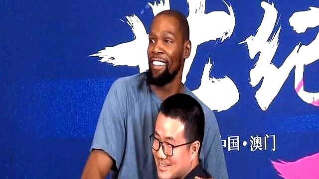 杜兰特终于承认了，2016年那通电话是勇士主动打过来的。

73胜被骑士翻盘，勇士更衣室还没凉透，库里、追梦、伊戈达拉就组团找上了门。阿杜当时想法其实极简单：就想看看跟这帮人打球，场上空间到底能有多大。

后来他们确实把篮球打成了另一项运动。

生涯唯一遗憾，就是最后一年跟腱断了，三连冠差了一口气。