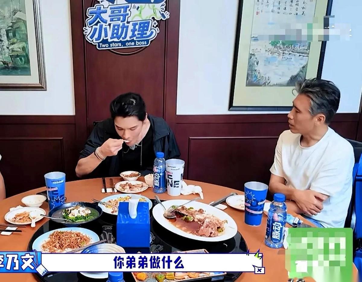 李乃文当面问向佐弟弟向佑的情况，向佐回答说在内地做餐饮。
其实向华强和向太连这个小儿子的联系方式都直接拉黑了，过去很长一段时间压根不对外提。
今年向佐上了易立竞的访谈节目后，向佑自己做的自媒体账号还在运作。
看到李乃文在节目里顺嘴问出“这俩儿子平时老头老太太也见不着吧”，只能说这位老哥平时是真不上网
