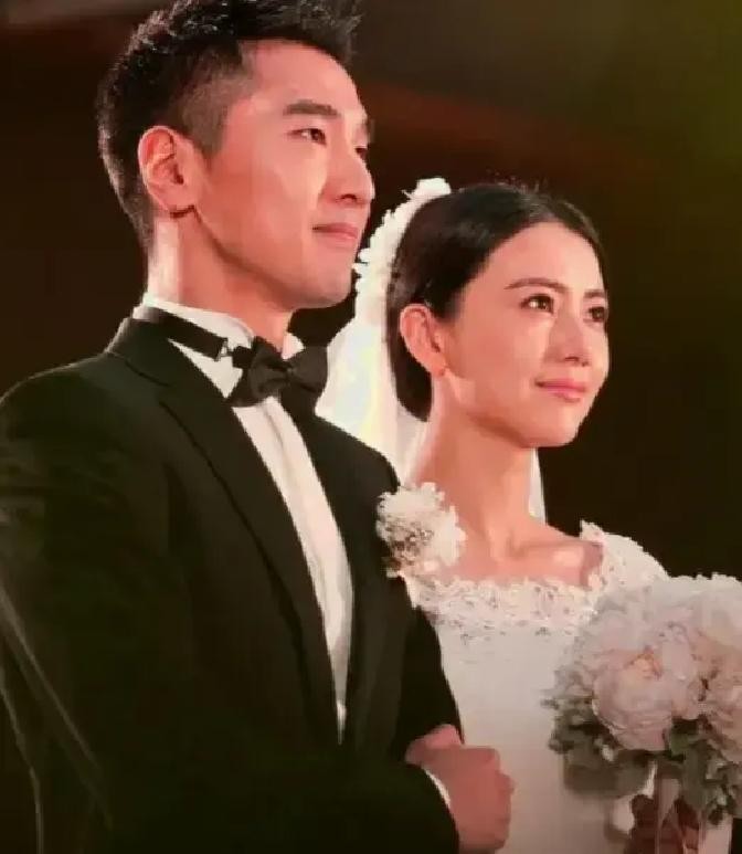 2000年，被高圆圆追得走投无路，张亚东回家就和老婆窦颖（窦唯妹妹）离婚，同居5年后，高圆圆对张亚东说想结婚生个孩子，没想到吓的张亚东转身就跑，更没想到这反倒成全了高圆圆。

那会儿张亚东刚从录音室出来，耳朵里还嗡嗡响着混音。高圆圆那句“我们结婚吧”轻飘飘落下来，他第一反应是掏了掏耳朵，好像没听清。