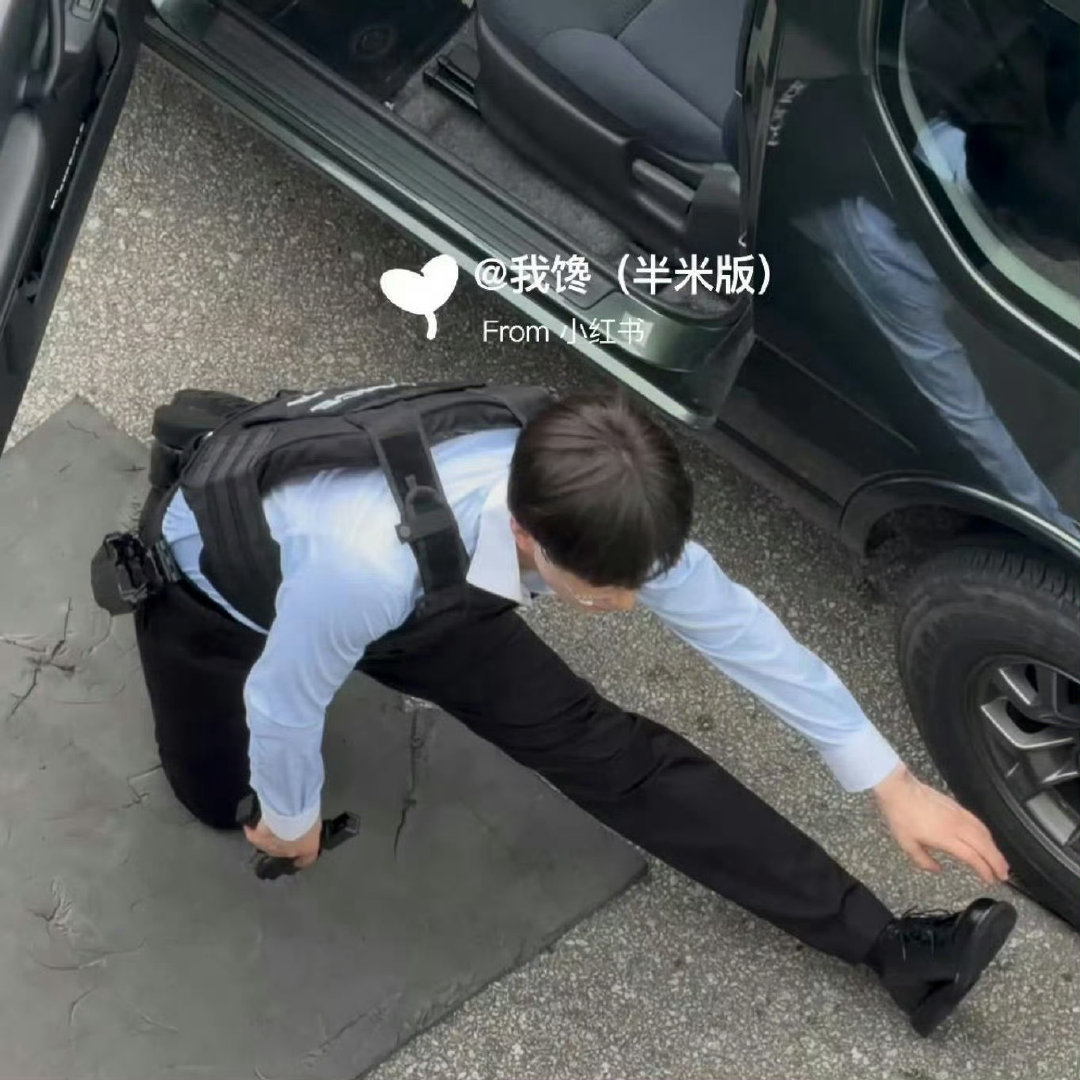演员正常打戏拉练，拉练前还向工作人员友好尊重的握手示意后才开始🤝我们大明星剧组氛围好，兢兢业业打戏好人品好的演员凭本事又双叒叕一字马出圈是谁又破房不服了？#成毅用工作人员肩膀压腿# ​