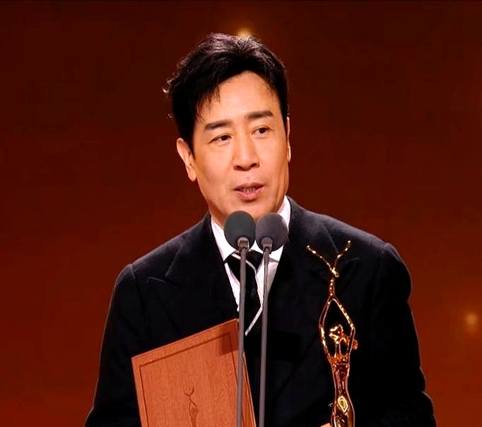 第32届金鹰奖视帝视后揭晓，于和伟凭《沉默的荣耀》拿下最佳男主角，宋佳凭《山花烂漫时》摘得最佳女主角，名单一公布全网罕见地没人吵架，几乎挑不出一点毛病
 

换作前几年，这类颁奖礼但凡开奖，评论区早就被各路流量粉丝撕得乌烟瘴气，水奖的帽子扣了一顶又一顶。这次倒好，大家出奇一致地认账
 

宋佳演张桂