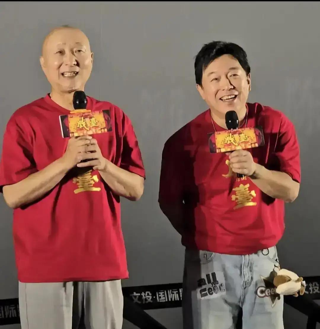 2023年，陈佩斯给黄渤打电话，小心翼翼地说：“我筹拍的《戏台》有个角色想你出演，但给不起高价的片酬。”黄渤立刻大手一挥，撂下一句话：“您说这个就见外了，我随时能进组。”
黄渤隔天就提着个旧布包站在了排练厅门口。里面除了剧本，还有一套自备的戏服水袖。他没问片酬，没带助理，甚至没要剧本围读的时间。
陈