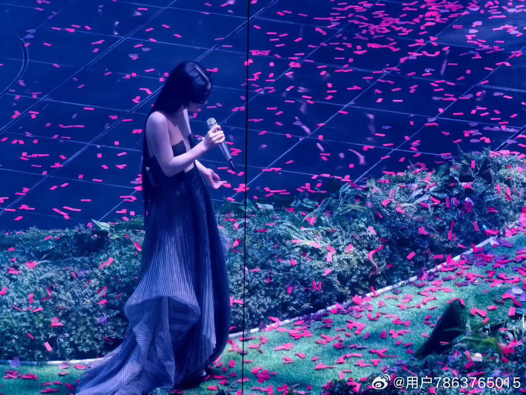 #单依纯[超话]#  我在蛋岛很幸福 ​