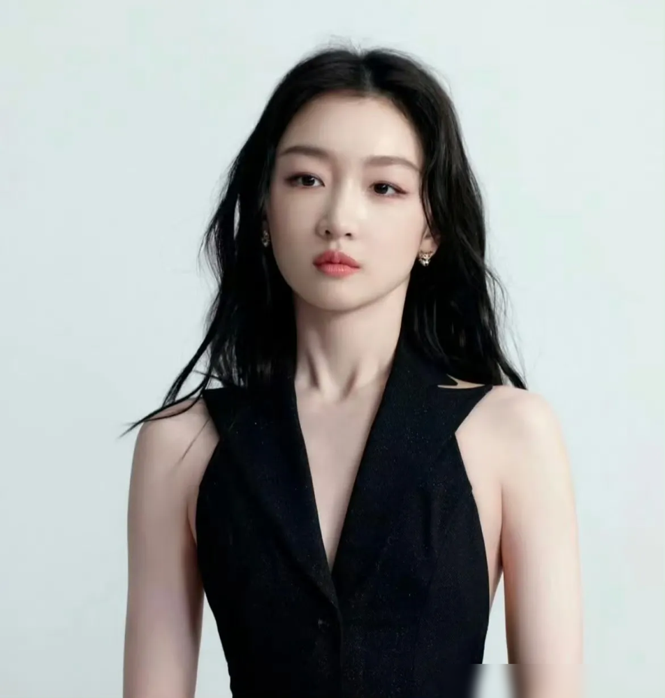 周冬雨34了，脸瘦得挂不住肉，还在演20出头的倔强少女，观众不买账了。
从《燃冬》到《鹦鹉杀》，连着扑了三部，资本一看票房不行，优质本子扭头就走。说白了，奖杯再重，也压不住票房不稳这四个字。
圈里人都清楚，靠少女感吃饭的，30岁就是一道鬼门关。周迅当年也卡过，后来靠《如懿传》硬掰回来。但周冬雨的