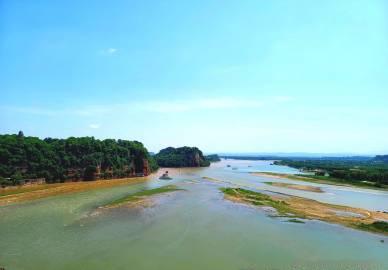 站在沙湾农场，无意间望向大渡河一衣带水围绕的城廊，朦胧袅袅中居然有一些...