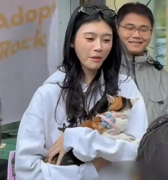 脊椎错位比吴京还狠，生完孩子连路都走不稳，奚梦瑶这豪门媳妇当得是真拼。综艺里正骨师一摸，几节脊椎全歪了，她自己说那会儿走路像散架，哪儿都是脚。骨盆一直开着，疼得只能请人上门治。就这身体，她转头又去读北大的EMBA，硬啃到2026年拿下港大硕士。豪门不缺钱，缺的是你躺不平。
