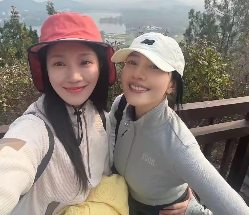 胡歌牵线？别闹了！高圆圆和菅韧姿的神仙友谊，真正的红娘是北京的山
最近菅韧姿晒出和高圆圆在北京结伴爬山的live合照，直接把网友看傻了：两个素颜裹着休闲外套、连妆都懒得化的人，连摆拍的姿势都懒得找，对着镜头笑得坦坦荡荡，那份从骨子里透出来的松弛感，比任何精修大片都戳人。往前倒没几天，高圆圆还在社交平