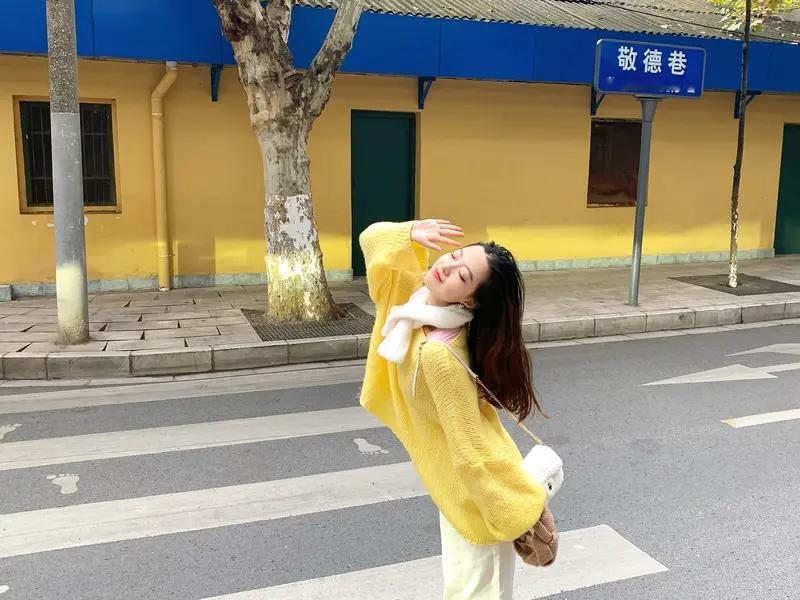 减龄少女感穿搭太让人着迷啦！春天适合“温柔少女系”，像鹅黄色针织衫搭高...