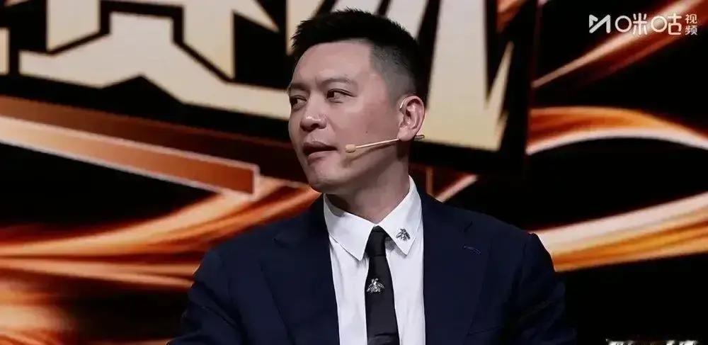 杨鸣敢这么当面给死对头广东男篮开药方，胆子确实大，关键是话糙理不糙。
广东队现在最大的窟窿在哪？阵地战组织费劲，禁区护框被爆成筛子，打到硬仗整个体系随时瘫痪。
一个弗格在进攻端能强解硬撑，如果真听杨鸣的，内线再把莫兰德这种蓝领大闸薅过来，篮板和协防瞬间补齐。
配上广东队原本就不差的本土阵容，这