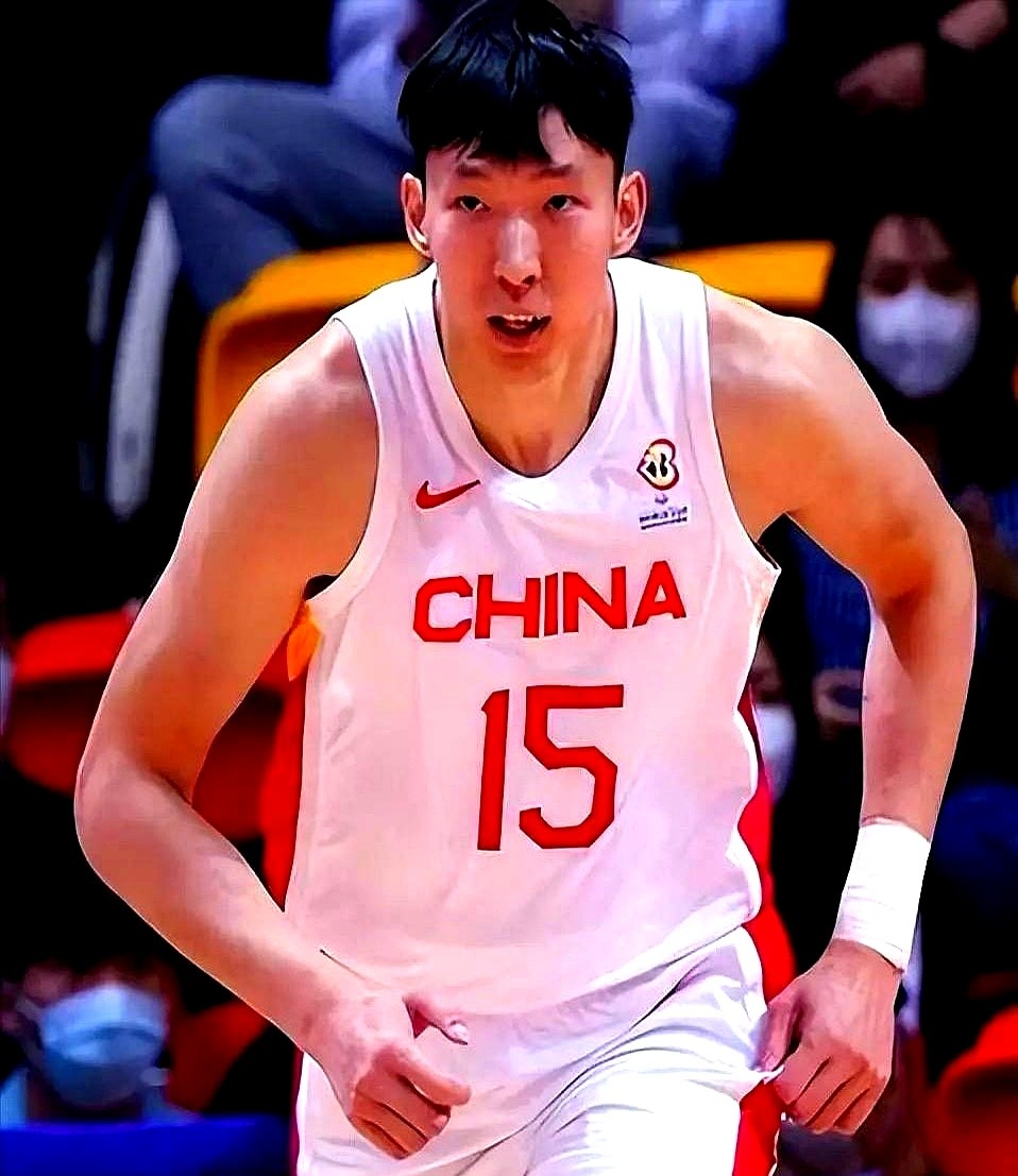 身体没伤，天天练得满头大汗，周琦最后关头却被划出了亚运会14人大名单。

男篮这波操作直接让球迷看懵了。不仅周琦没上车，赵睿、张镇麟、曾凡博这些主力全被按下暂停键。连呼声极高的杨瀚森也没见影，最后把余嘉豪提上来填补内线。

原本指望周琦在篮下硬扛，现在这套残阵，内线直接少了一道铁闸。几根顶梁柱全撤了