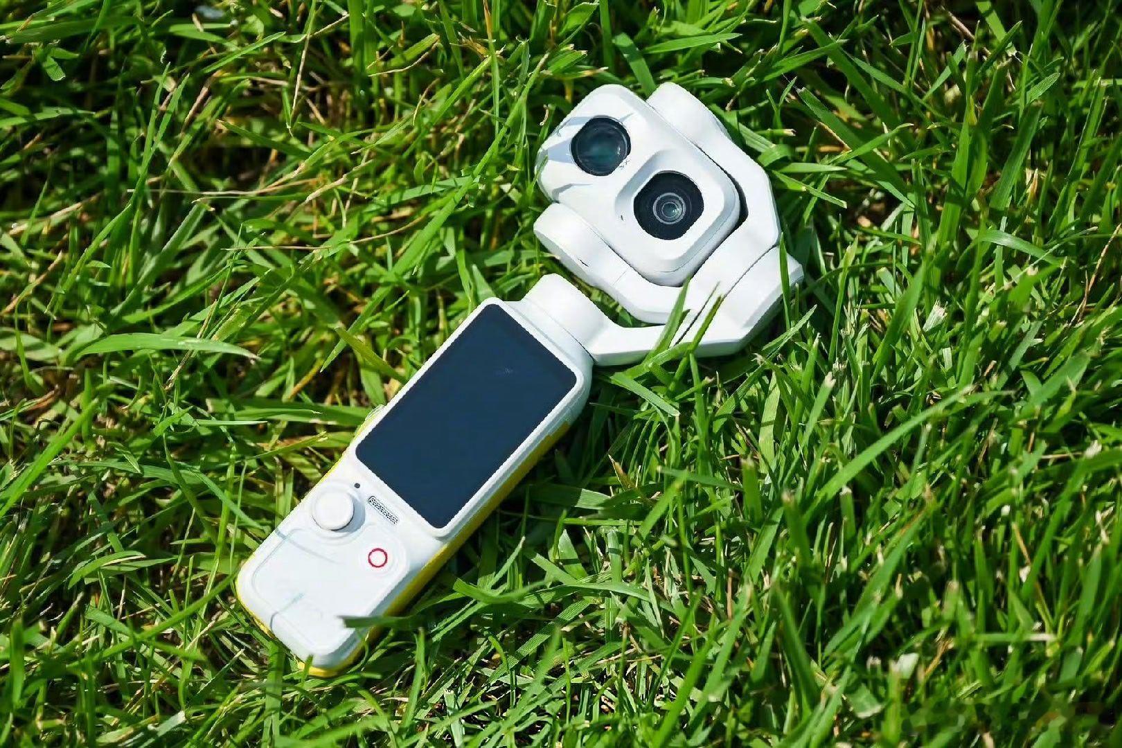 #大疆Pocket4P白色版首次亮相##大疆Pocket4P白色版# DJI Osmo Pocket 4P的珠光白图赏，珠光白版本在专业影像能力之外，进一步强化了产品在日常携带、内容创作和生活方式场景中的辨识度，为创作者提供更具个性化的选择。 ​