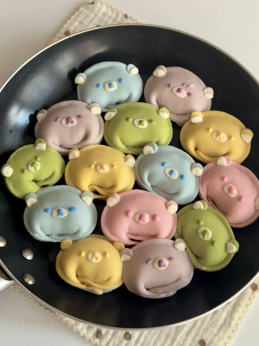 ՞⦁㉨⦁՞吃一口彩虹轻松熊饺子