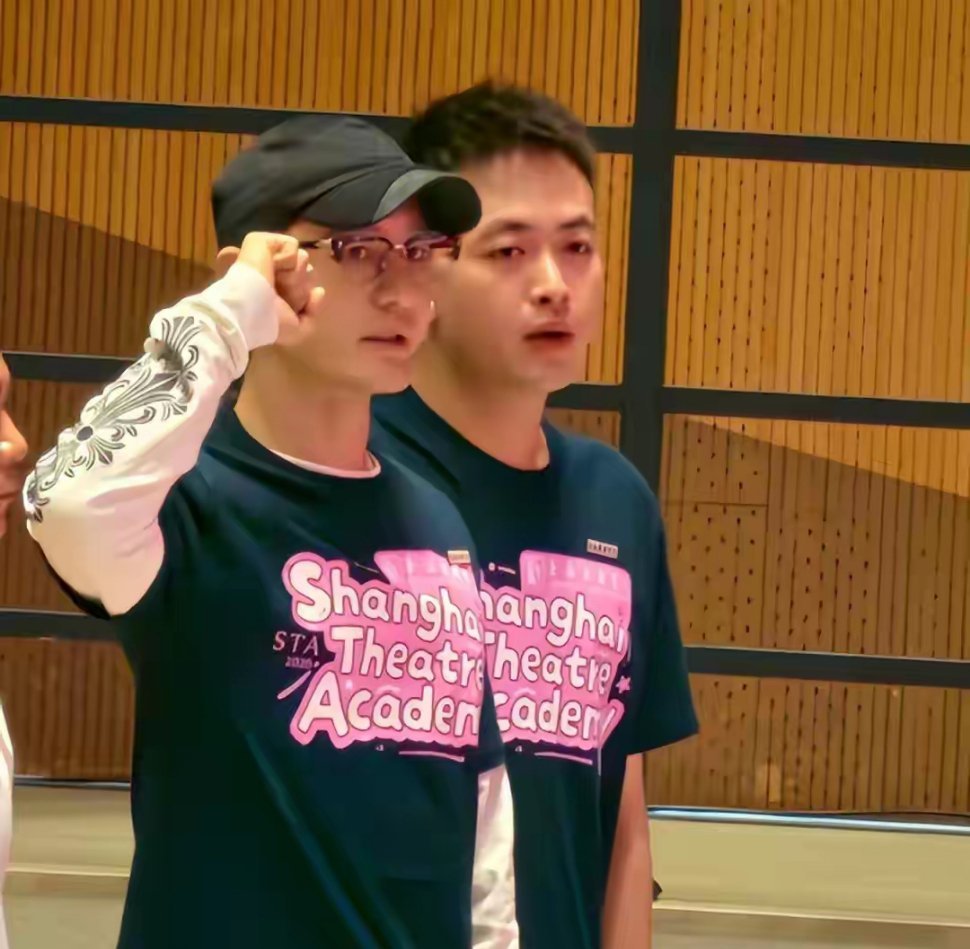 48岁黄晓明上戏开学，素颜脸肿背驼没气质，和06年学妹拍入学照 ​