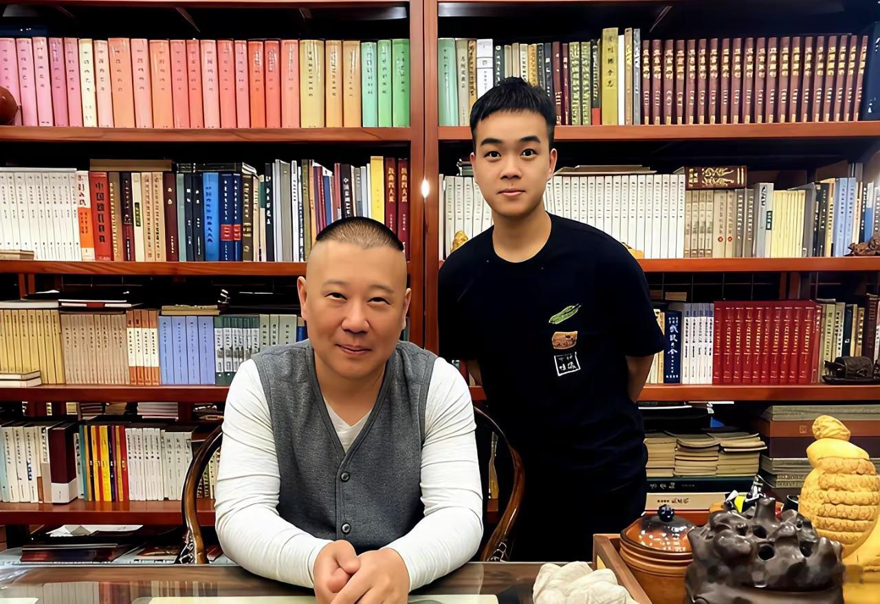 《郭德纲家书柜太齐整，反倒让人心里犯嘀咕：这书，到底是读的还是摆着看的？》




郭德纲，咱们都知道，嘴皮子利索，山南海北的事儿都能给你唠明白。他对儿子郭麒麟说过一句挺在理的话：“可以没文凭，不可以没文化；可以不上学，不可以不读书。”这话没毛病，韩寒也说过类似的：“人可以不上学，但不能不读书。”按