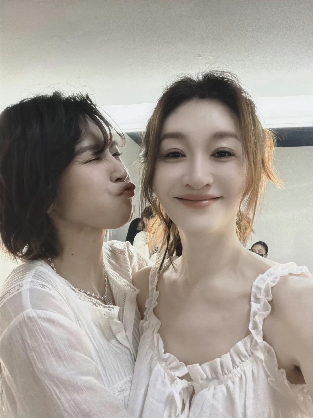 #李小冉曾沛慈终于有合照了#
两位大美女😚 ​