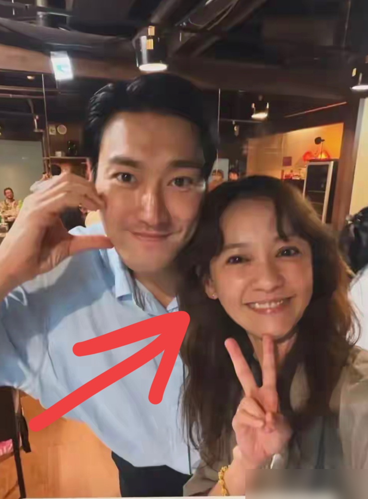 陈意涵的断崖式衰老，居然和婚姻有关？
当年录《幸福三重奏》，她是风风火火的急脾气，他是慢半拍爱发呆的导演。
他会等她午睡轻手轻脚做饭，她会主动剥虾给他，吵架就用魔法光波化解尴尬。
他俩是公认的朋友式婚姻，她像大哥他是小弟，各做各的事互不打扰，却每天必通一通电话维持默契。
外人眼里的憔悴，不过
