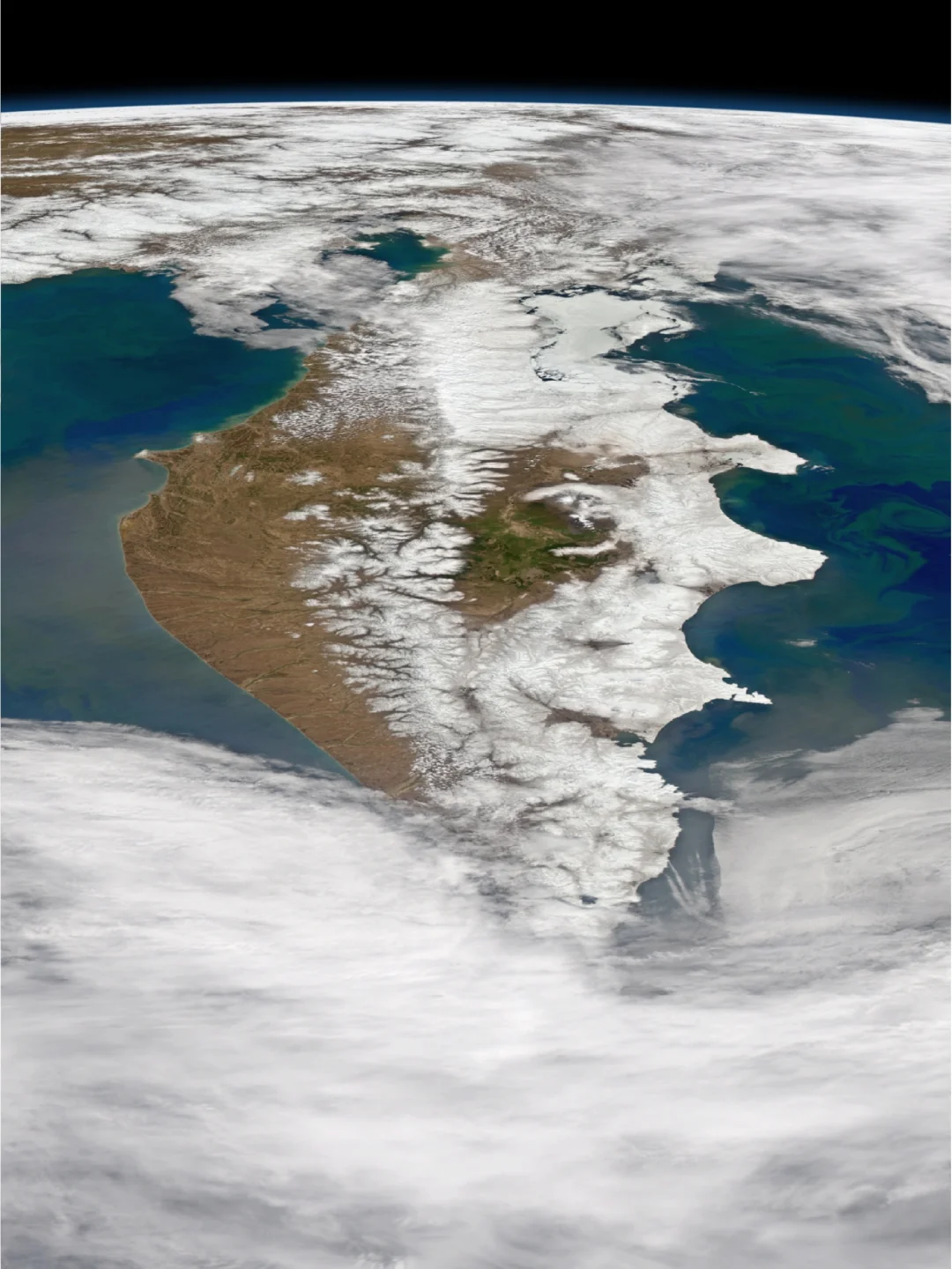 堪察加半岛夏天还有这么多雪，图三是冬天