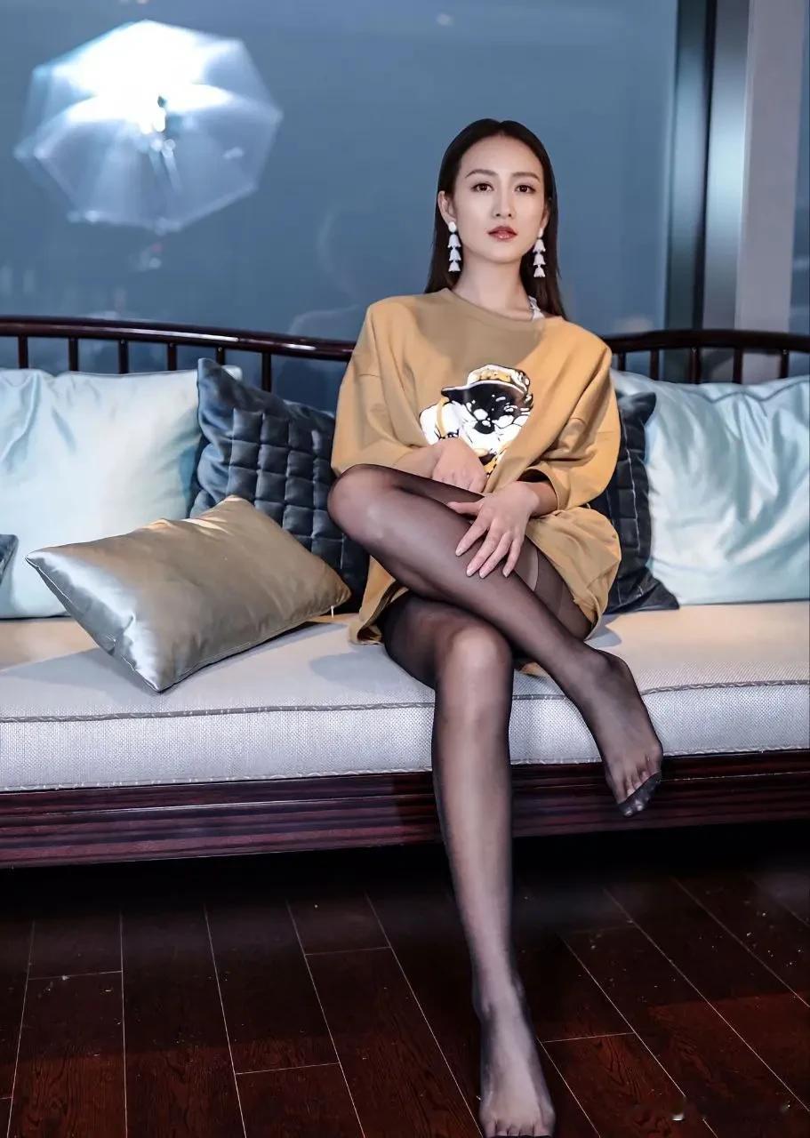 王鸥确实是大美女！这一套慵懒御姐风美到极致。

但是至今只认识汪曼春，这形象挥之不去了[捂脸]
王鸥