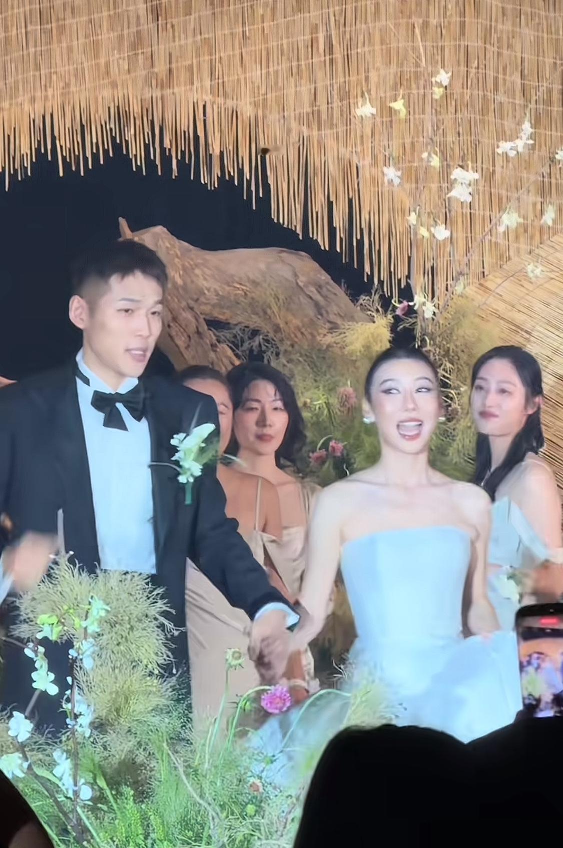 CBA球员陆文博今日大婚，很可惜好友胡明轩因征战亚运会未能到现场祝贺。

9月12日，浙江稠州男篮队员陆文博和妻子在浙江举办了结婚典礼。两人在23年11月就领证了，快三年了才总算是把婚礼办了。前几天，他们并回到黑龙江陆文博的老家宴请了亲朋。今天的婚礼仪式在欢快的音乐中进行，夫妻俩和大家也是开心地手舞