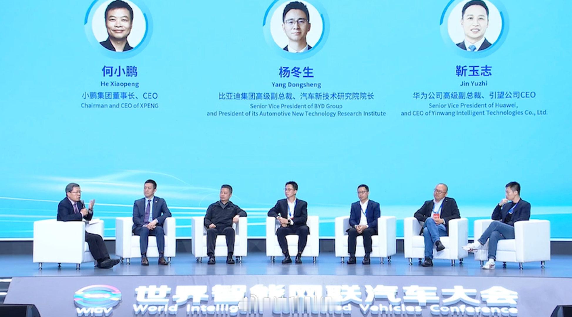 2026世界智能网联汽车大会上，李斌、何小鹏、杨冬生、靳玉志、余凯、曹旭东六位高管同台，把“下半场”的讨论从技术演示拉回到商业与安全两条硬标尺上。核心标尺：用户付费与安全可量化李斌把下半场的评判标准压