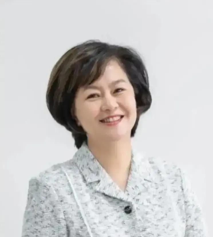 1999年，鞠萍向丈夫提出了离婚，丈夫却提出孩子和钱只能带走一样。鞠萍一听就知道他打的什么主意。可鞠萍不忍孩子留在这里，最终放弃了财产。
她知道蒋启星的心思。那些财产，大半是两人婚后共同打拼来的，但更关键的是，他认准了她舍不得孩子。鞠萍没争执，在协议书上签了字，只带走了几箱衣物和儿子蒋翼遥的小书包。