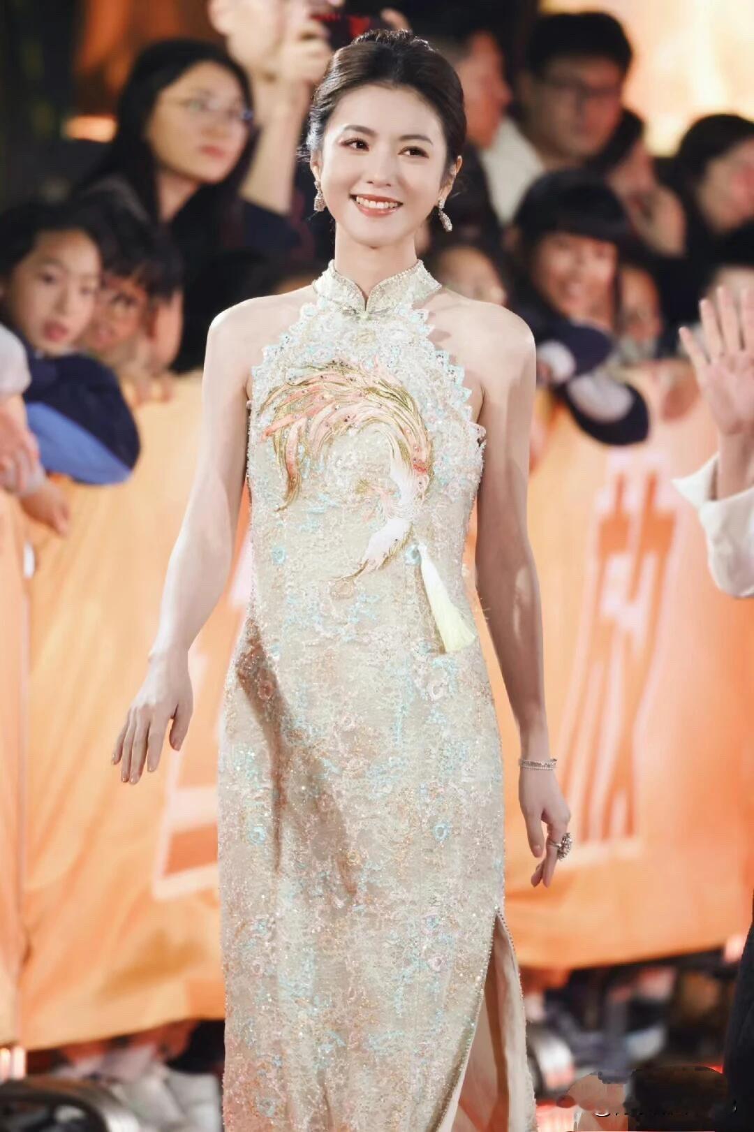 比龙洋和刘心悦漂亮的一个美女出现了，她五官立体，皮肤白皙，看上去整体感觉还不错，双眼皮，高鼻梁，瓜子脸，是典型的东方美女。

她是来自于浙江的美女演员李云霄，越剧唱的好，戏演的好，是气质与美貌并存的美女，你喜欢她不？