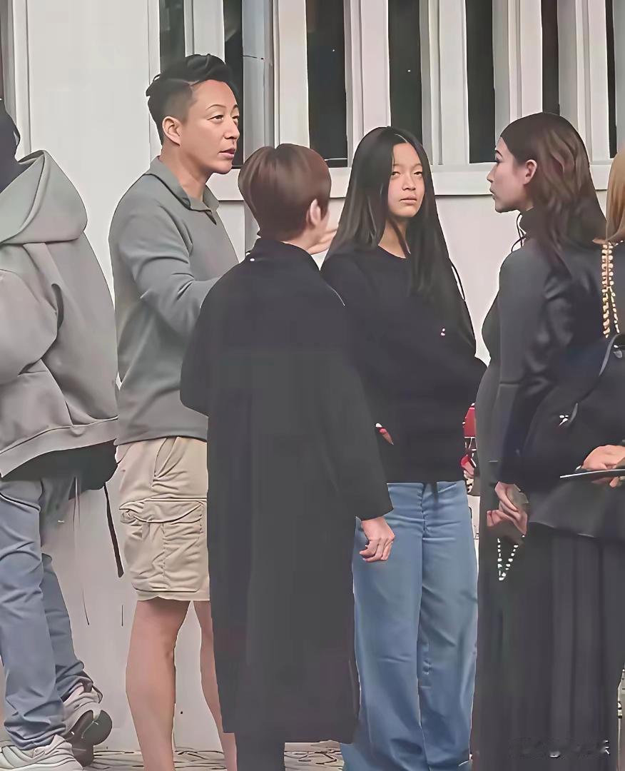 大家都散了吧 还是别期待了吧 小玥儿长得根本不像大S，正脸和汪小菲一模一样，只是头发和身材有些像大S而已，估计弟弟长得像大S。 ​