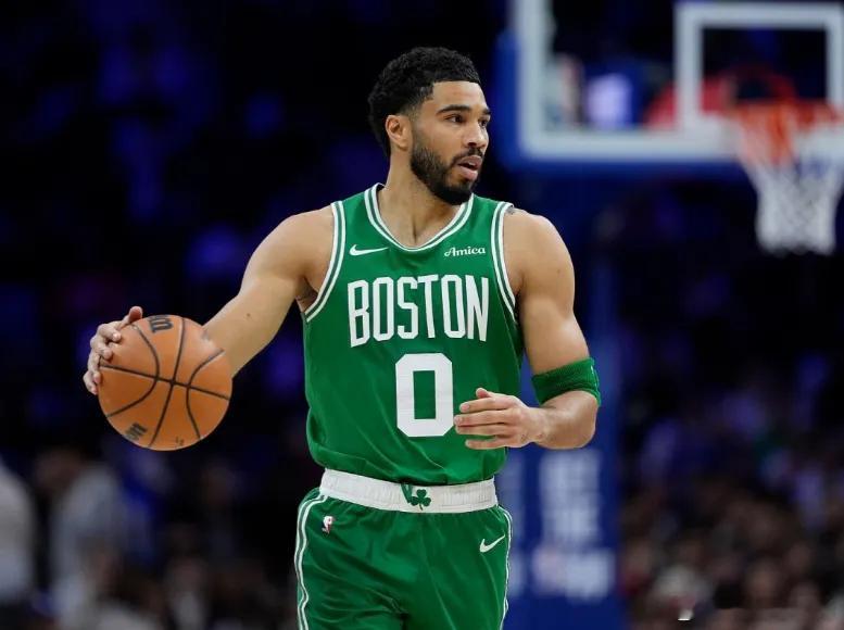 绿军险胜送卫冕冠军2连败：塔图姆36+9+7 尼克斯3人20+仍输球

 NBA常规赛卫冕冠军尼克斯客场对阵凯尔特人，塔图姆引领凯尔特人最多时刻取得12分领先优势，尼克斯持续反扑追分。凯尔特人挡住尼克斯追分，塔图姆连中关键球锁定胜局，最终凯尔特人107-103战胜尼克斯收获首胜，尼克斯遭遇2连败。

尼克斯： ​