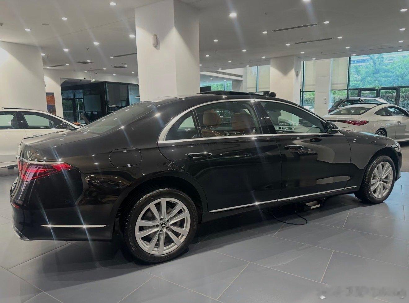 奔驰S400L 商务  黑棕 806版本 
指导价898800元
全款裸车 645800元 

都是6缸发动机的奔驰S级…
虽然是入门，但也是S级…
老款在于价格优势… ​