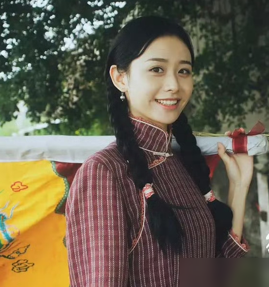同一个阿嬷，捧出两个孙女，一个拿了影后，一个扭头就进了央视剧组。
李思潼靠《给阿嬷的情书》里的南洋房东女儿，直接把金鹿奖影后揣兜里。豆瓣9.3分，一百多万人打分，她那股清冷劲儿，确实抓人。
可王晓慧更绝。演青年阿嬷之前，她就是个画插画的素人，连科班都不是。就凭一张原生脸和那股子温柔里带倔的劲儿，