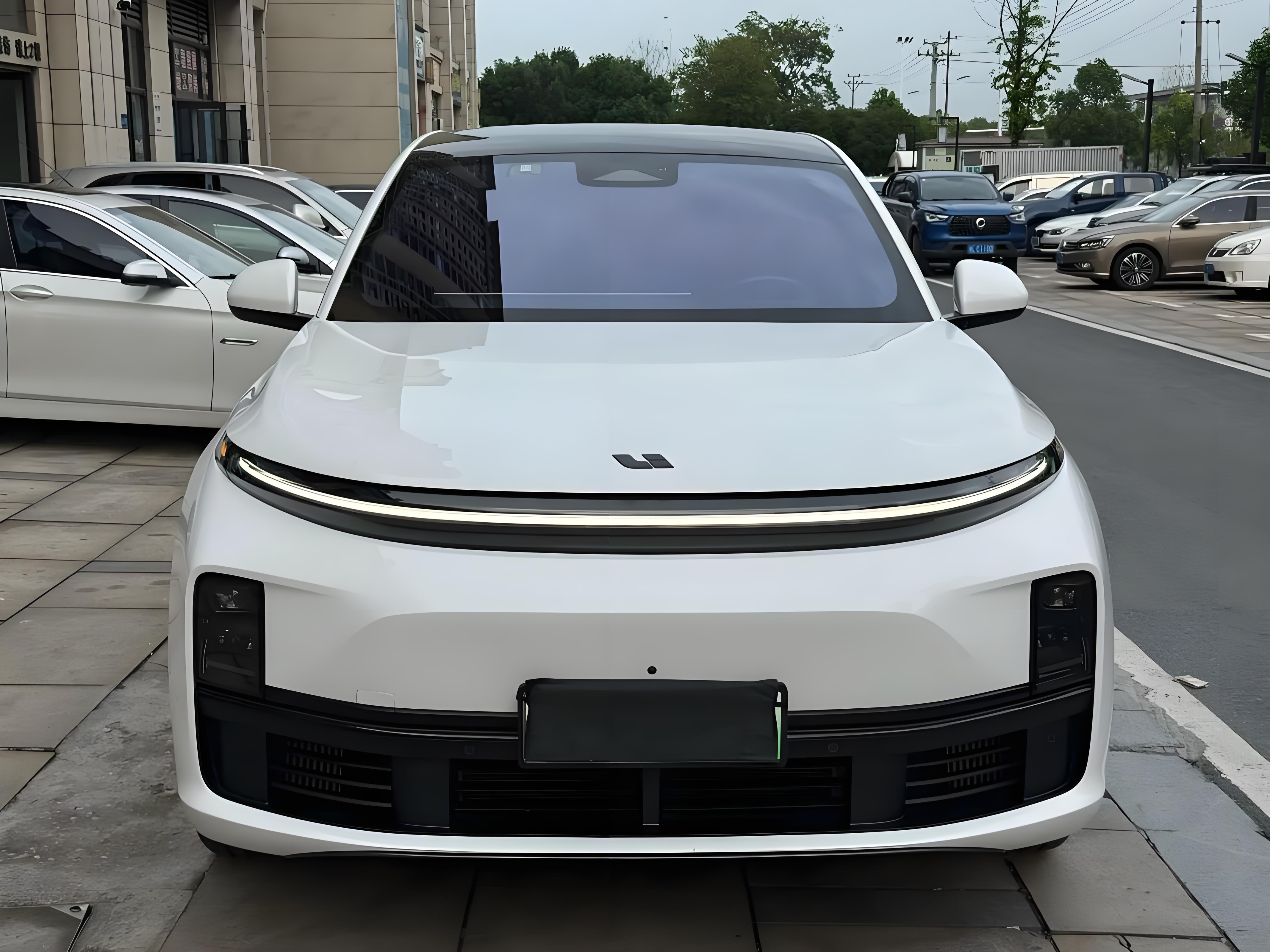 18万预算：二手理想L7 与二手汉兰达怎么选？
想找一台大空间家用车，二手理想L7和丰田汉兰达，一个是增程新能源，一个是老牌燃油家用SUV，完全两种路线，很多家庭纠结，今天横向对比聊聊真实体验。
丰田汉兰达：值得买2018‑2020款2.0T两驱/四驱版本，二手行情16‑19万，市场保值率天花板，保