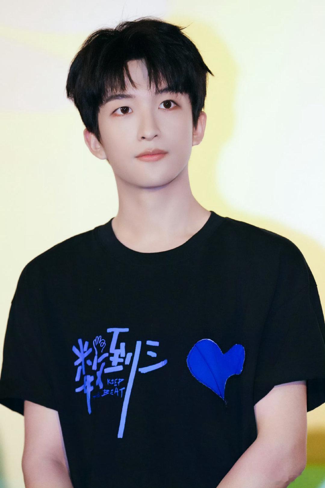 #黄子弘凡[超话]##黄子弘凡数到三#
8.28奔赴影院💛💜❤️
见证黄子弘凡的大银幕首秀，期待何一帆[打call] ​