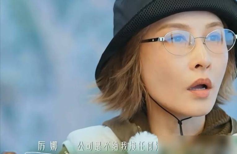 “你感受到的是被宣判，那我所有的经济损失呢？”厉娜这句话，直接把许飞钉在镜头前。
20年了，这俩超女首次公开对质。厉娜说当年把跳槽规划当私密心事告诉许飞，转头就被捅给高层。雪藏七年，事业直接停摆。
许飞一开始咬死没告密。张泉灵换个问法：是不是话赶话，无意间说漏了？许飞改口了，说“很有可能说过，不