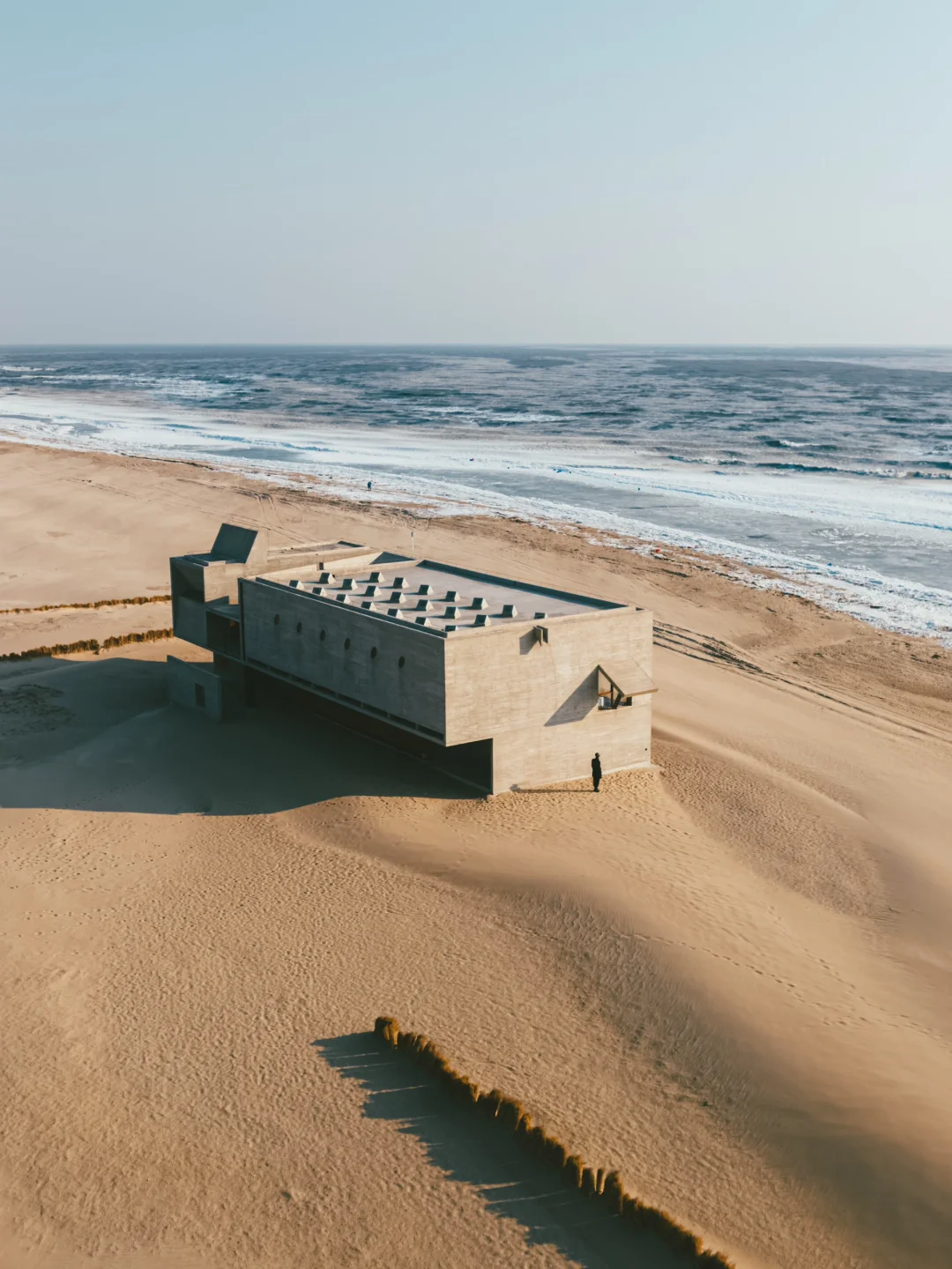 海边的孤独图书馆冬季日出，电影感随手出片