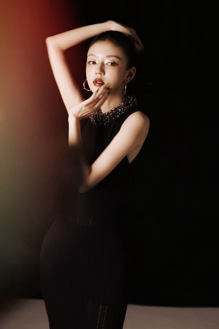 #何瑞贤明明就是神颜##何瑞贤神颜#
何瑞贤这种浓颜真的很难得，妥妥神颜。眉眼深邃立体，面部轮廓干净利落，冷感和妩媚融合得恰到好处。不管是近距离特写还是远景镜头，都很出彩，自带高级氛围感。 ​