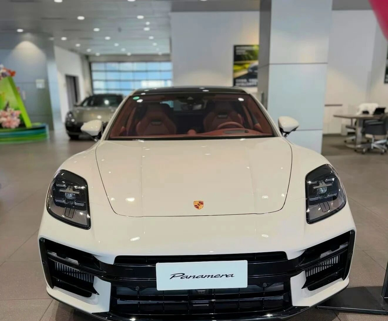 129.8万的全新Panamera，保时捷想对外宣称自己正在降维打击。但实情是，这台车的竞品早就不是BBA了，一台百万级四门轿跑还在标榜4.0T V8和四驱，搁从前确实能镇住场面。保时捷这波定价与其说是正面硬刚，不如说是被逼到了墙角。
V8听着很唬人，但日常大概率用不上。4.0T双涡轮增压，零百加速