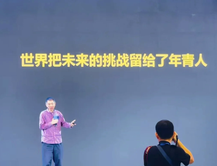 #王坚说年青人的AI不会被成熟困住#年轻人的思想是开放的，也是包容的，他们就跟海绵一样，希望能够吸取更多的知识，而AI就是他们最好的从知识的海洋中获取知识的工具。

对于年轻人来说工具不是固定的模式或者说被各种条条框框所约束的成熟模式，而是也应该跟年轻人的思想一样，是开放的，能够满足各种 ​