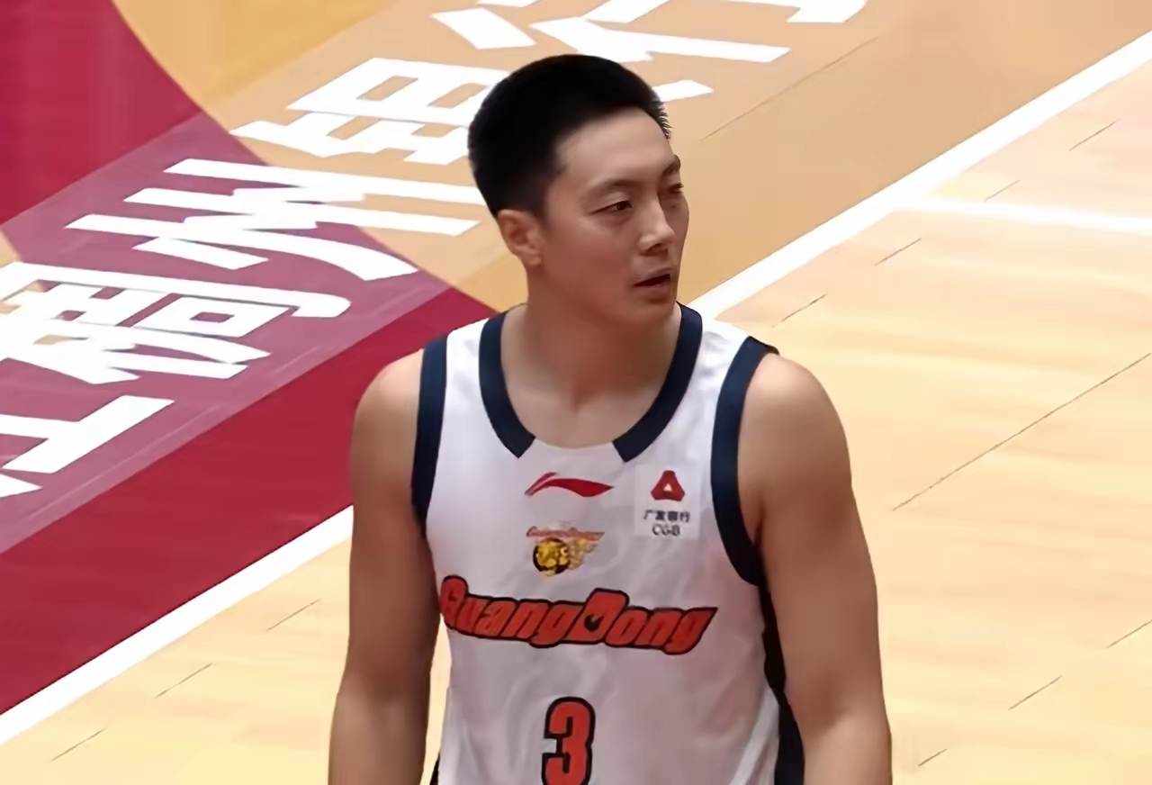 胡明轩，总是被杜锋骂，他会不会心里不舒服？！ 杜锋，骂人，可谓是张口就...