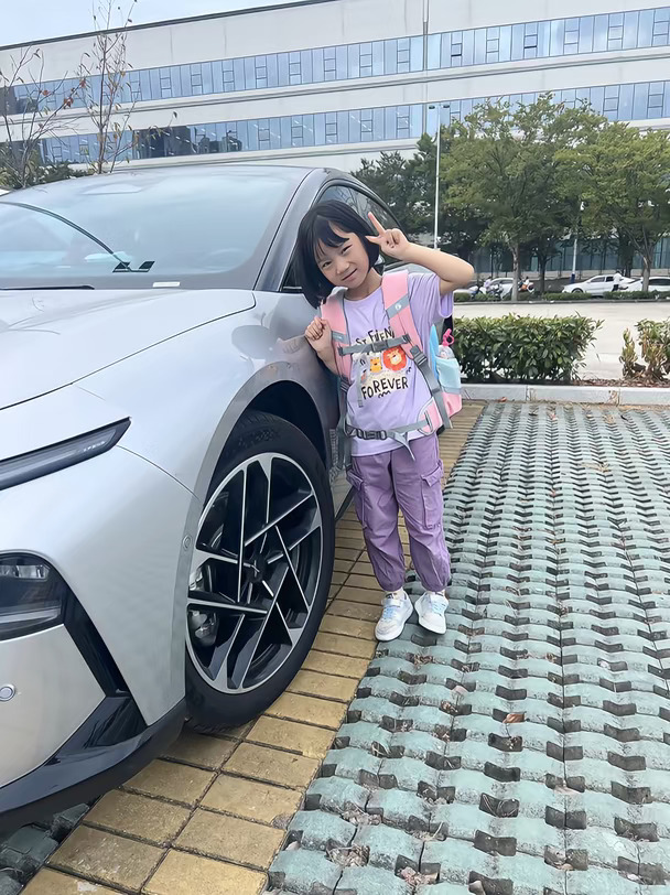 开启新的学期✨开小鹏P7+送女儿上学