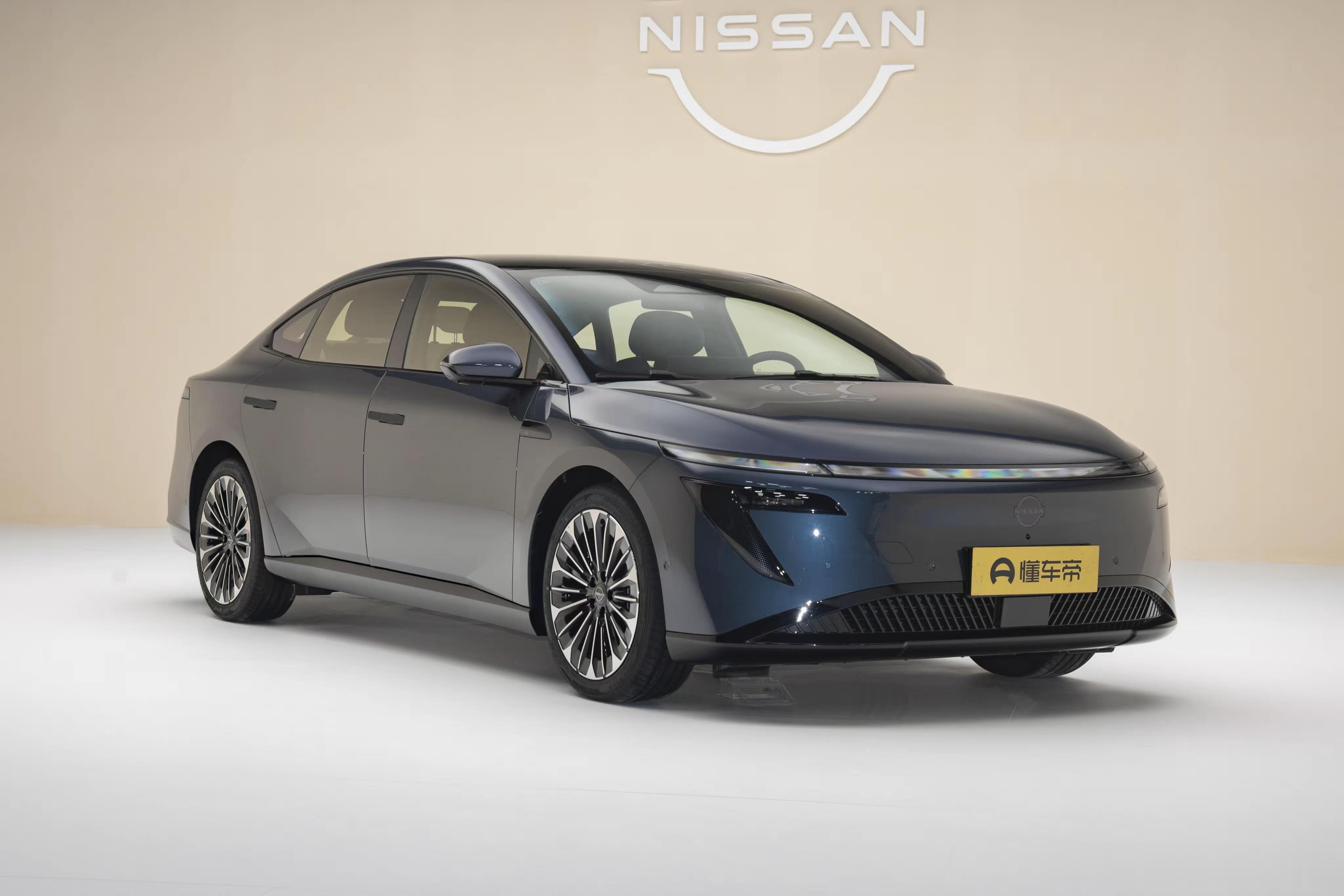 东风日产 N7，15 万级中大型纯电家轿很有竞争力。
GT-R 团队调校底盘，搭配全域防晕车技术，长途不容易晕。83% 空间得房率，AI 零压云毯座椅，后排也带通风加热，乘坐质感是同级强项。
高通 8295P 芯片 + Momenta 端到端智驾，高速 NOA、自动泊车都好用。0.208 超低风阻，最高 625km 续航，电池安全标 ​