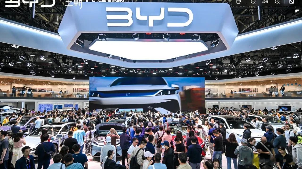 豪气啊！西博城9号馆直接被比亚迪包下，在2026成都国际车展上，比亚迪又成为本届车展关注度最高的车企之一！

成都车展9号馆建筑面积12000㎡，比亚迪搭建展台面积就超2100㎡，规模宏大。而且，比亚迪参展的阵容也相当强大，王朝、海洋、方程豹、腾势和仰望五大品牌全部出阵，每一个展台都各具特色，美轮美