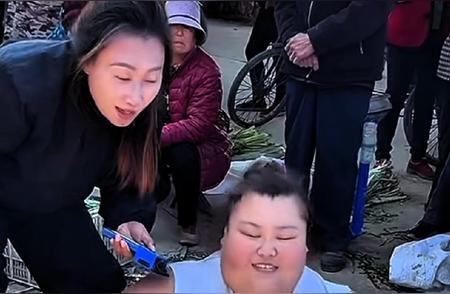 友友们，一千零捌拾斤的大美女你见过吗，行走自如哟