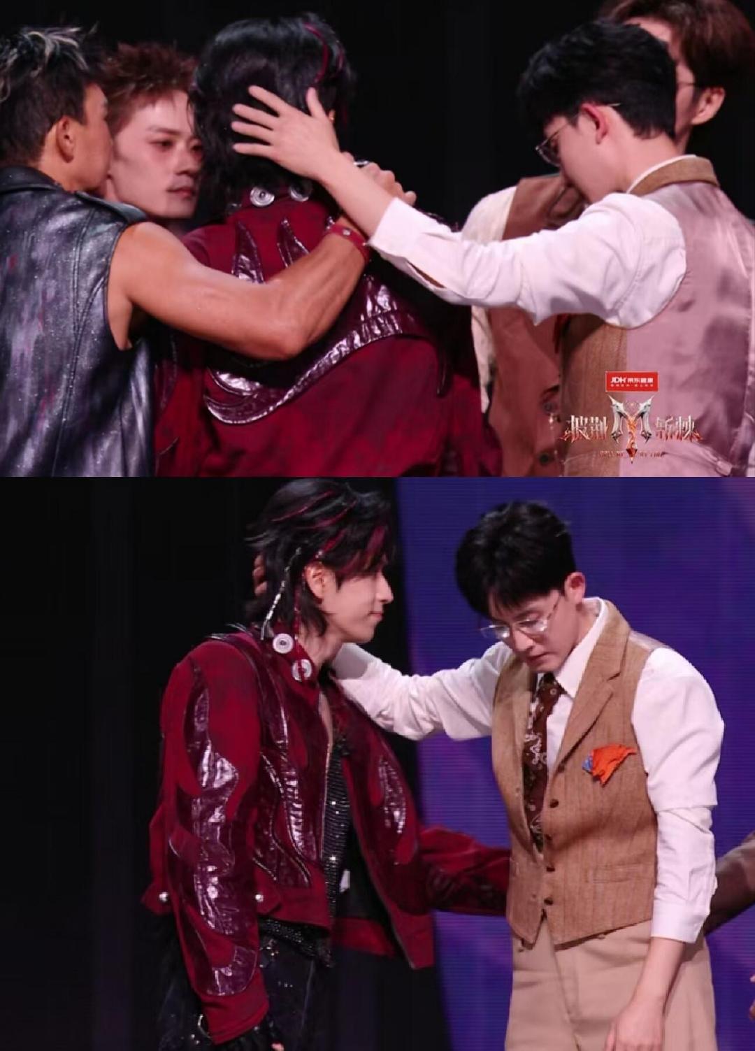 #张睿856票#很难想象有人气直拍的三人全在舞台上罚站，阿云嘎个人877，张睿个人856，满江个人845的情况下他们的团队得分也只有847吗？芒果简直是在全自动做票 ​