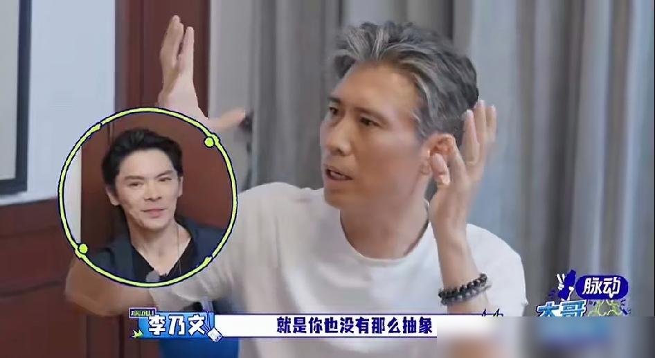 向佐在综艺里跟胡军说，他最恨别人讲他靠爹。
这话从他嘴里出来，挺狠的。向华强的儿子，向太的宝贝，这标签贴了三十多年，撕都撕不掉。他说早年故意穿奇装异服，上蹿下跳，就为了让别人喊一声“向佐”，而不是“向华强儿子”。听着像赌气，其实是较劲。
你看他最近在山东章丘，蹲在旧铁厂搬铁，手上全是灰，旁边胡军